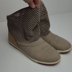 EMU AUSTRALIA NUMERALLA PERFORATED LEATHER UPPER SLIP ON BOOTS 9.5